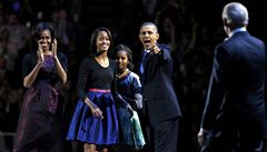 Barack Obama na podiu ukazuje na p�icházejícího viceprezidenta Joe Bidena