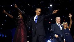 Staronový Barack Obama oslavuje s manželkou Michelle, viceprezidentem Joe Bidenem a jeho ženou Jill | na serveru Lidovky.cz | aktuální zprávy