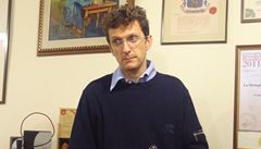 Guiseppe Pedroni ukazuje tradi�ní balsamikový ocet z Modeny v ba�até lahvi�ce.