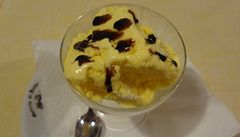 Vanilková zmrzlina s tradi�ním balsamikem je opravdu skv�lá.