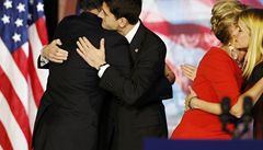 Smutná nálada v bostonském volebním tábu. Mitt Romney, Paul Ryan a jejich manelky se objímají. 