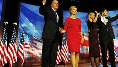 Smutná nálada v bostonském volebním tábu. Mitt Romney, Paul Ryan a jejich manelky se objímají. 