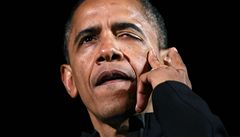 Obama byl na závr vystoupení nezvykle emotivní. Kdy dkoval lidem, kteí mu v kampani pomáhali, zlomil se mu hlas a z oblieje si setel slzy.