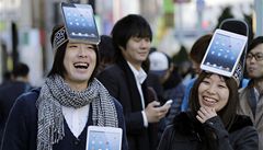 První zákazníci v Tokiu �ekají na iPad mini