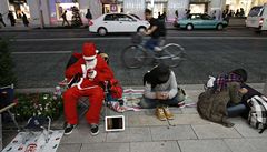 Mu� v p�evleku Santu Clause �eká v Tokiu na uvedení nového iPadu mini.