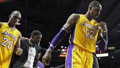 Basketbalisté Los Angeles Lakers Dwight Howard (vpravo) a Jodie Meeks 