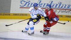 Zápas Euro Hockey Tour, Karjala Cup esko - Finsko, eský hokejista Jakub Krejík (vpravo) a Fin Mikko Koivu