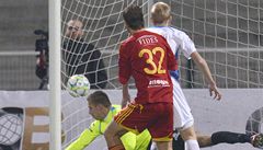 Dukla Praha - Baník Ostrava. Branká� Baníku Michal Bárta inkasuje z hlavi�ky úto�níka Dukly Zby�ka Posp�cha (není na snímku). Akci sledují zálo�ník Dukly Tomá� Borek a obránce Baníku Michal Frydrych (vpravo)