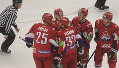 Exhibi�ní zápas na po�est tragicky zesnulého Karla Rach�nka mezy celky PSG Zlín a Lokomotiv Jaroslavl ve Zlín�. Hrá�i Jaroslavle se radují po druhém gólu