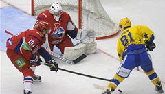 Exhibi�ní zápas na po�est tragicky zesnulého Karla Rach�nka mezy celky PSG Zlín a Lokomotiv Jaroslavl ve Zlín�. Zleva Sami Lepisto, a branká� Vitalij Kolesnik z Jaroslavle a Petr Holík ze Zlína