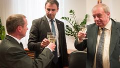 Hejtman Jiří Zimola (uprostřed) z vítězné ČSSD podepsal koaliční smlouvu s komunisty. | na serveru Lidovky.cz | aktuální zprávy
