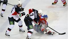Zleva Peter Ölvecký z HC Slovan Bratislava, Martin �tajnoch z HC Slovan Bratislava a �ubo� Barte�ko z týmu Lev Praha