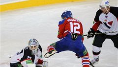 Zleva Jaroslav Janus z HC Slovan Bratislava a Ji�í Novotný z týmu Lev Praha