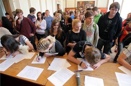 Studenti Vyhlásili stávkovou pohotovost na protest proti rozhodnutí, e na krajském úad by mla odbor kolství vést lenka KSM. 