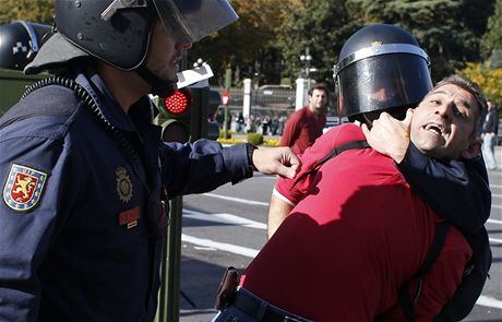 Policisté bhem prostest v Madridu zadreli desítky lidí. 