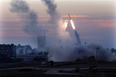 Izraelský systém protiraketové obrany znekoduje raketry vypálené z pásma Gazy. 