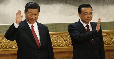 Nový vdce Komunistické strany íny Si in-pching a nový premiér Li Kche-chiang bhem prvního kontaktu s novinái po zvolení.