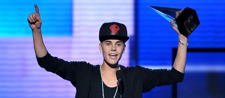 Justin Bieber pebírá cenu American Music Awards.