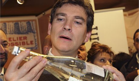 Francouzský ministr reindustrializace Arnaud Montebourg si prohlíí limonádu se upinkami zlata na výstav Made in France.