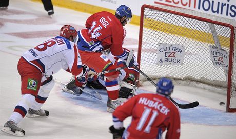 eský hokejový reprezentant Zbynk Irgl dává gól do ruské sít