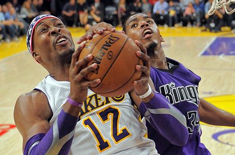 Dwight Howard (vlevo) z týmu Los Angeles Lakers se snaí vystelit.