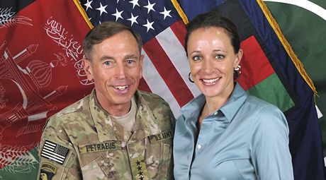 David Petraeus a Paula Broadwellová na archivním snímku z roku 2011