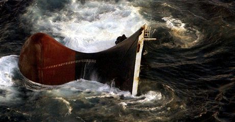 Tanker Prestige se potopil v roce 2002.