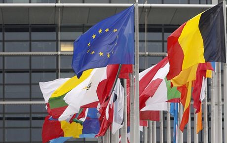 Vlajky lenských zemí a vlajka EU ped budovou Evropského parlamentu ve trasburku