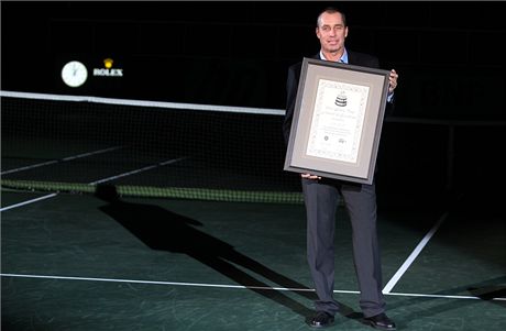 Tenista Ivan Lendl dostal jako první eský hrá Cenu za výjimenost v Davisov poháru
