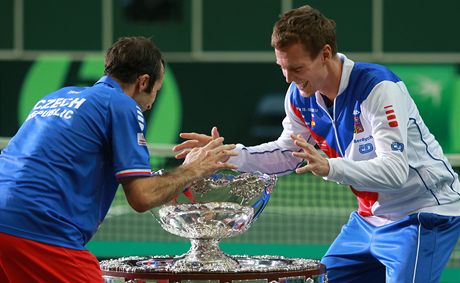 Radek tpánek (vlevo) a Tomá Berdych se radují s vítzným pohárem