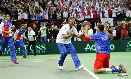 eský tým slaví vítzství v Davis Cupu. Hrdinou finále byl Radek tpánek (na kolenou)