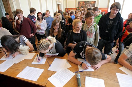 Studenti Vyhlásili stávkovou pohotovost na protest proti rozhodnutí, e na krajském úad by mla odbor kolství vést lenka KSM. 
