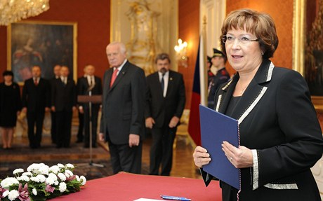 Ludmila Müllerová pevzala jmenovací dektet od prezidenta republiky Václava Klause.