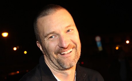 Propu�t�ný Tomá� Pitr se baví s noviná�i
