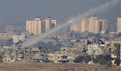 Raketa vypálená palestinskými radikály míí na idovský stát. 