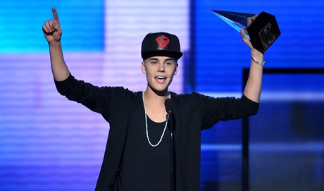 Justin Bieber pebírá cenu American Music Awards.