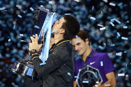 Srbský tenista Novak Djokovi s trofejí pro vítze Turnaje mistr