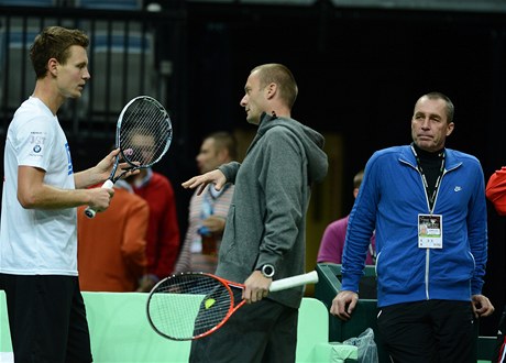 Píprava na finále Davisova poháru R - panlsko. Tomá Berdych (vlevo) na tréninku, kterého se zúastnil také Ivan Lendl (vpravo)