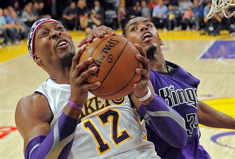 Dwight Howard (vlevo) z týmu Los Angeles Lakers se snaží vystřelit.