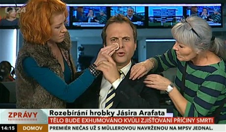 Moderátor zpráv eské televize David Borek odhání maskérky v pímém penosu. 