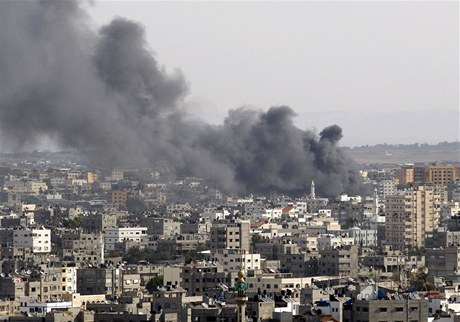 Kou nad Gazou. Rakety míí na ob strany, na izraelská msta vetn Akelonu i na palestinskou Gazu.