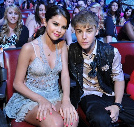 Justin Bieber a Selena Gomezová v roce 2011