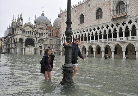 Tmto dtem velká voda v centru Benátek oividn nevadí.