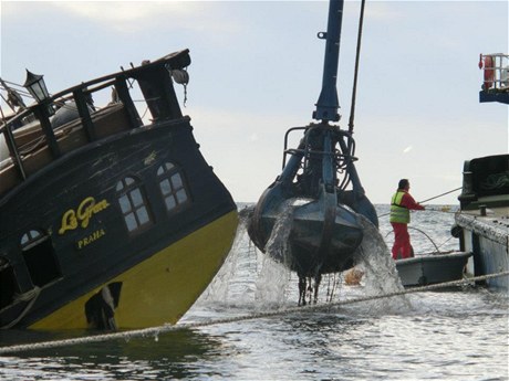 Ve vodách panlského pístavu Marbella zaaly záchranné práce na eské lodi La Grace, která tam v boui ztroskotala koncem íjna.