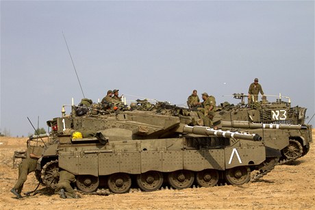 Izraeltí vojáci na tancích poblí pásma Gazy