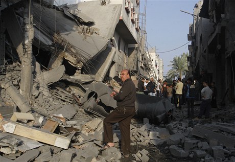 Palestinci u domu, který zniily izraelské rakety