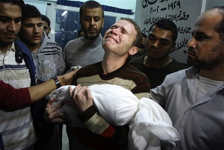 Ani ne roční dítě novináře BBC je jednou z nejméně 15 obětí izraelských náletů v pásmu Gazy