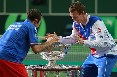 Radek Štěpánek (vlevo) a Tomáš Berdych se radují s vítězným pohárem