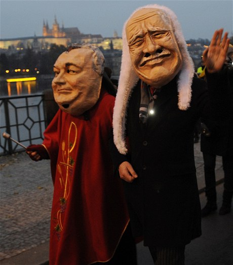 Úastníci happeningu v kostýmech kardinála Dominika Duky a prezidenta Václava Klause