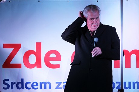 Milo Zeman míící na Hrad